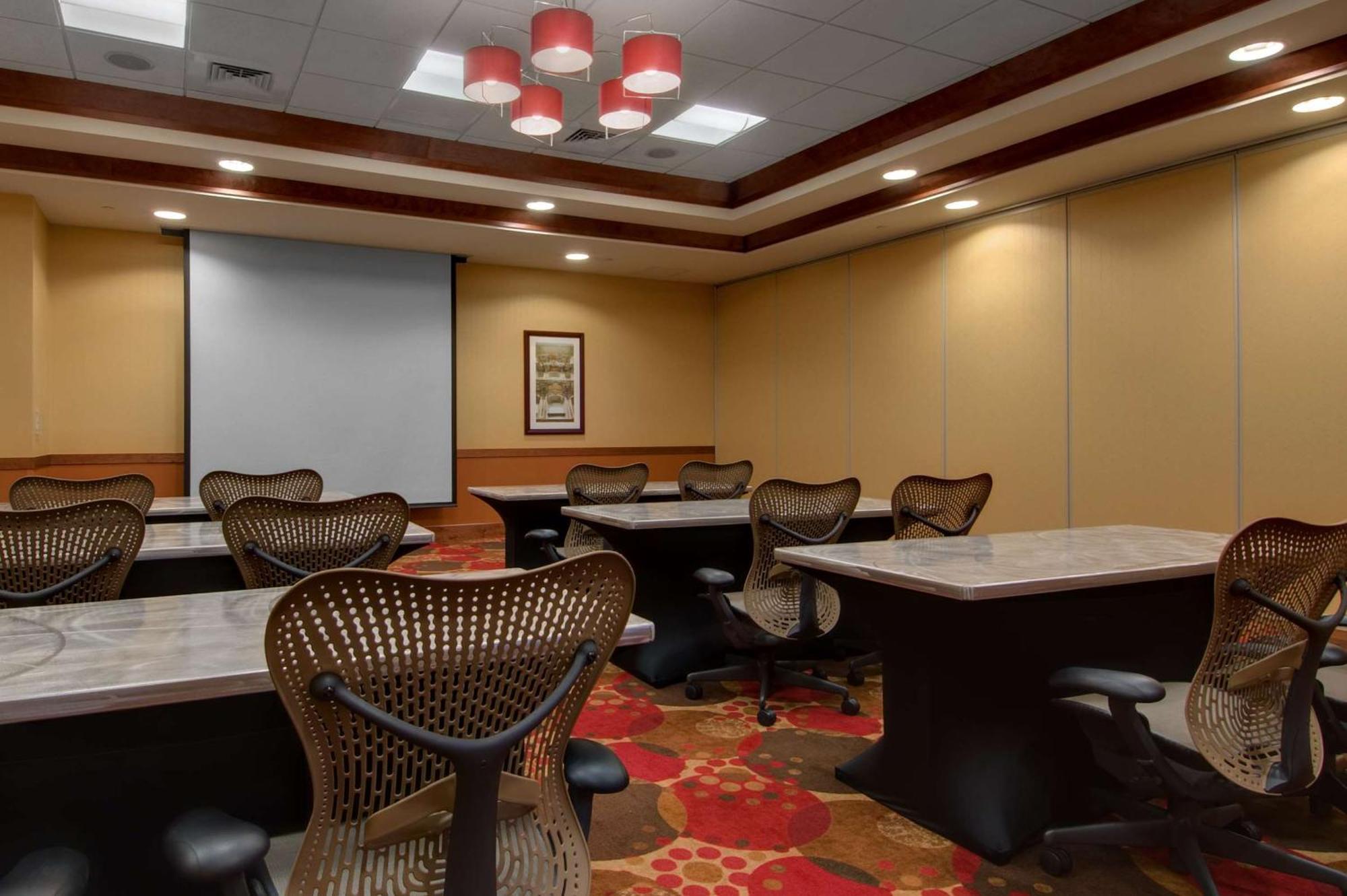 Hilton Garden Inn Milwaukee Airport Бізнес фото