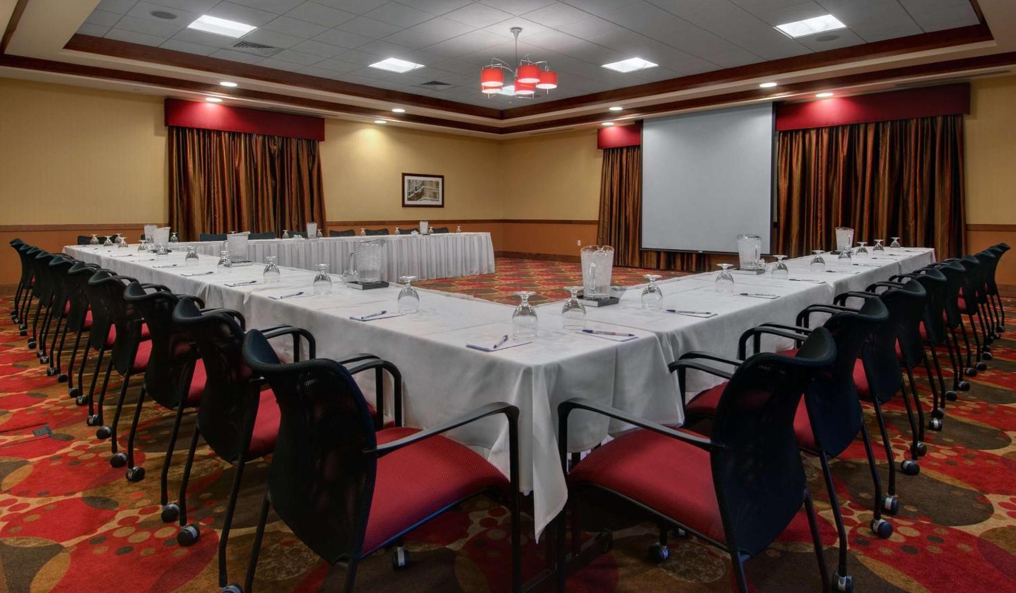 Hilton Garden Inn Milwaukee Airport Бізнес фото
